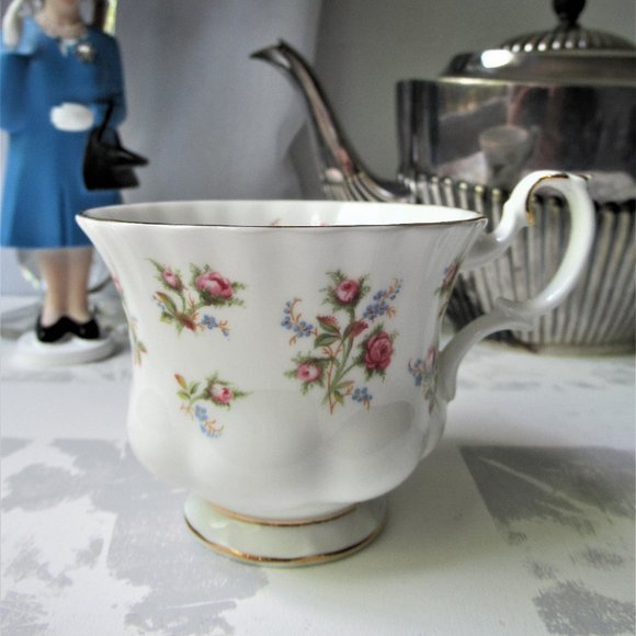 Bone China Mug Winsome by Royal Albert, England 1975-1997 - Picture 4 of 12